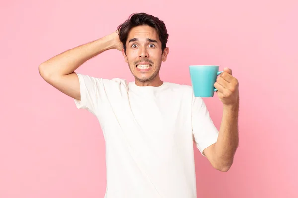 Jeune Homme Hispanique Sentant Stressé Anxieux Effrayé Les Mains Sur — Photo