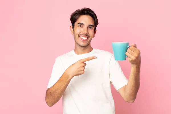 Giovane Uomo Ispanico Guardando Eccitato Sorpreso Indicando Lato Tenendo Una — Foto Stock