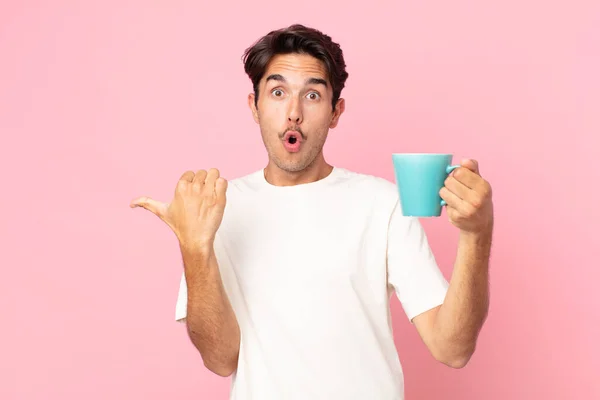 Jovem Hispânico Homem Olhando Espantado Descrença Segurando Uma Caneca Café — Fotografia de Stock