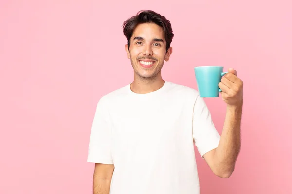 Молодой Латиноамериканец Выглядит Счастливым Приятно Удивлен Держа Чашку Кофе — стоковое фото