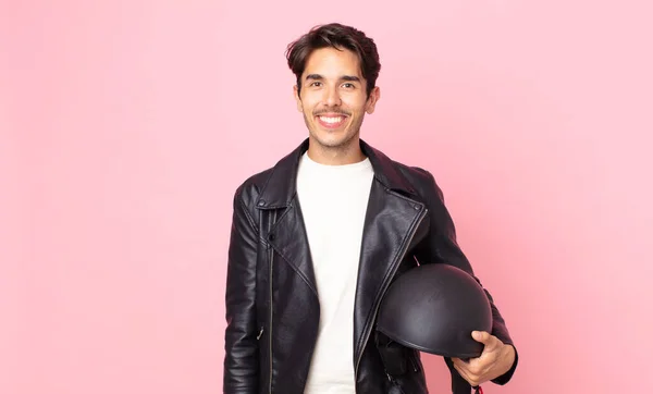 Jovem Hispânico Sorrindo Feliz Com Uma Mão Quadril Confiante Conceito — Fotografia de Stock