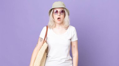 Genç ve güzel albino kadın çok şaşırmış ya da şaşkın görünüyor. yaz konsepti