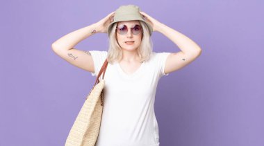 Genç, güzel albino kadın stresli, endişeli ya da korkmuş, elleri başının üstünde. yaz konsepti