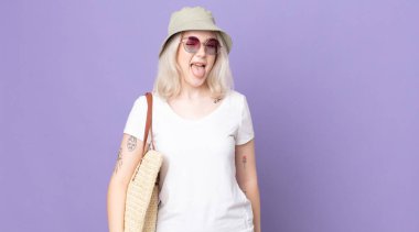 Genç, güzel, albino bir kadın. Neşeli ve asi tavırları var. Şakalar yapıyor, dillerini çıkartıyor. yaz konsepti