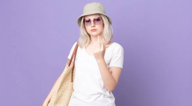 Genç ve güzel albino kadın kızgın, sinirli, asi ve agresif hissediyor. yaz konsepti