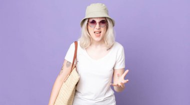 Genç, güzel, albino bir kadın kızgın, sinirli ve sinirli görünüyor. yaz konsepti