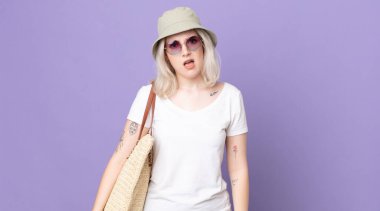 Genç ve güzel albino kadın şaşkın ve şaşkın hissediyor. yaz konsepti