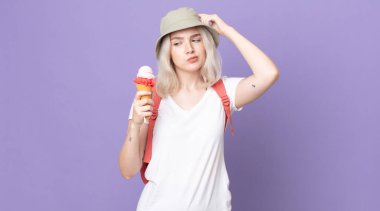 Genç, güzel albino kadın kafası karışmış ve kafası karışmış hissediyor. Yaz konsepti.