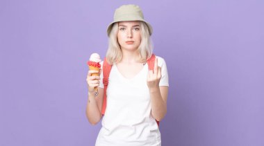 Genç ve güzel albino kadın kızgın, sinirli, isyankar ve agresif yaz konsepti.