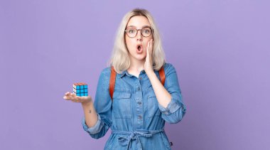 Genç, güzel albino kadın şok olmuş, korkmuş ve bir zeka oyunu çözüyor.