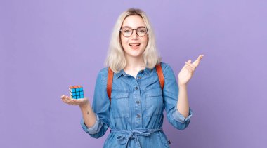 Genç, güzel albino kadın mutlu, şaşırmış bir şekilde çözümü ya da fikri fark ediyor ve bir zeka oyunu çözüyor.