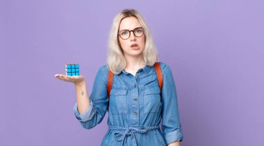 Genç, güzel albino kadın kafası karışık ve bir zeka oyunu çözüyor.