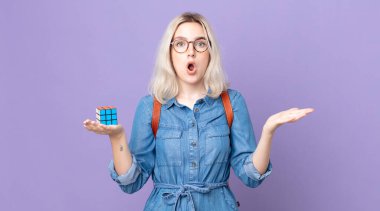 Genç ve güzel bir albino kadın son derece şok olmuş ve şaşırmış hissediyor ve bir zeka oyununu çözüyor.