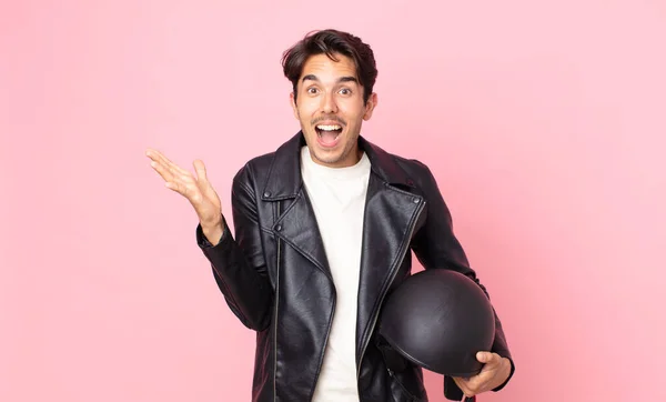 Jovem Hispânico Sentindo Feliz Espantado Com Algo Inacreditável Conceito Motociclista — Fotografia de Stock