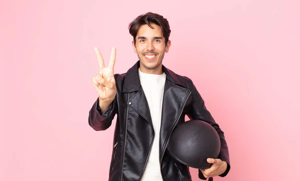 Jovem Hispânico Sorrindo Parecendo Amigável Mostrando Número Dois Conceito Motociclista — Fotografia de Stock