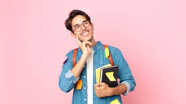 若いヒスパニック系の男は喜んで 昼夢や疑問を笑っている 学生のコンセプト — ストック写真
