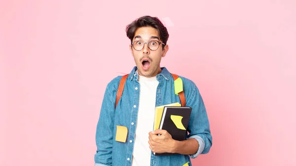 Junger Hispanischer Mann Der Sehr Schockiert Oder Überrascht Aussah Studentenkonzept — Stockfoto