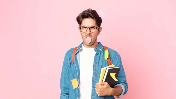 若いヒスパニック系の男はうんざりし いらいらし 舌を出す感じ 学生のコンセプト — ストック写真