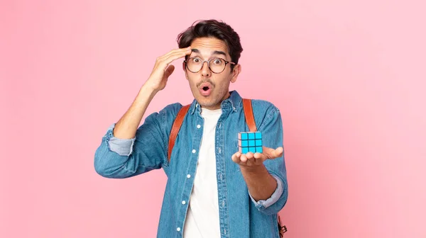 Ung Latinamerikansk Man Ser Glad Förvånad Och Överraskad Med Intelligens — Stockfoto