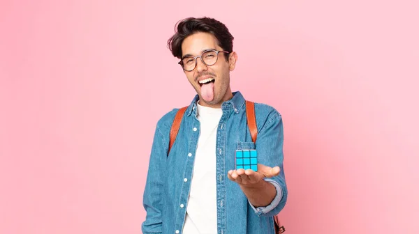 Joven Hombre Hispano Con Actitud Alegre Rebelde Bromeando Sacando Lengua — Foto de Stock