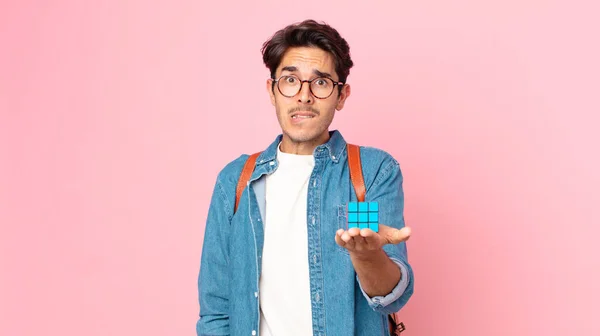 Nuori Latino Mies Etsii Ymmällään Sekoittaa Älykkyys Haaste Peli — kuvapankkivalokuva