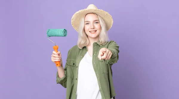 Giovane Bella Donna Albino Che Punta Alla Macchina Fotografica Scegliendo — Foto Stock