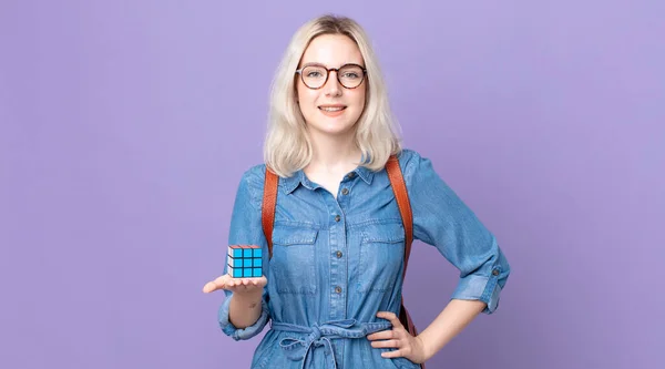 Jovem Mulher Albino Bonita Sorrindo Feliz Com Uma Mão Quadril — Fotografia de Stock