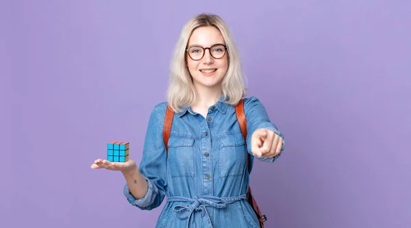 Jovem Bonita Albino Mulher Apontando Para Câmera Escolhendo Você Resolver — Fotografia de Stock