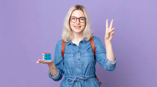 Jovem Mulher Albino Bonita Sorrindo Olhando Feliz Gesticulando Vitória Paz — Fotografia de Stock