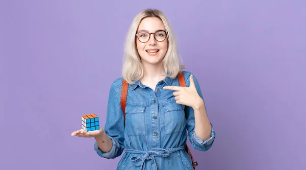 Jovem Bonita Albino Mulher Sentindo Feliz Apontando Para Mesmo Com — Fotografia de Stock