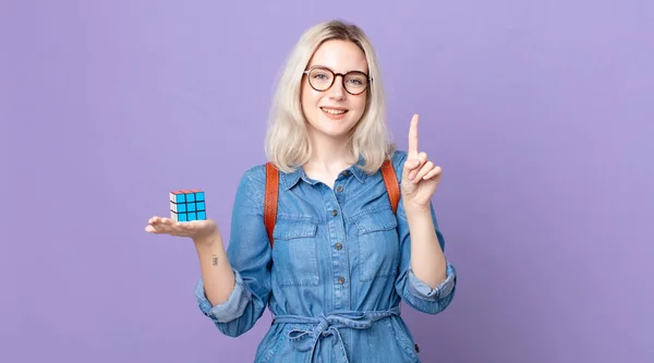 Jovem Bonita Albino Mulher Sorrindo Olhando Amigável Mostrando Número Resolver — Fotografia de Stock