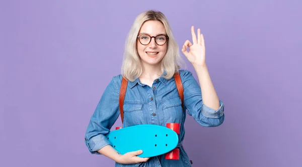 Jovem Bonita Albino Mulher Sentindo Feliz Mostrando Aprovação Com Gestos — Fotografia de Stock