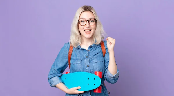 Jovem Bonita Albino Mulher Sentindo Chocado Rindo Celebrando Sucessoe Segurando — Fotografia de Stock