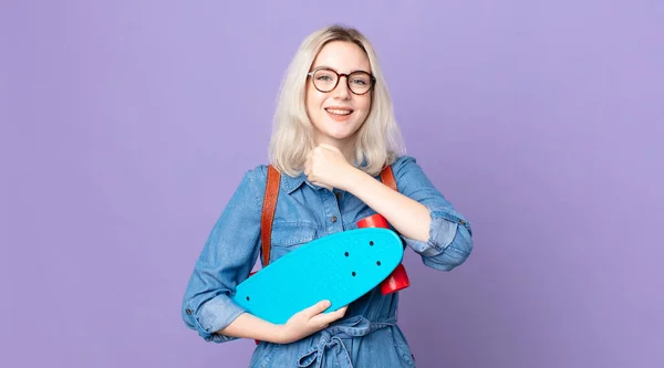 Jovem Bonita Albino Mulher Sentindo Feliz Enfrentando Desafio Celebrandoe Segurando — Fotografia de Stock