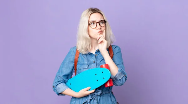 Jovem Bonita Albino Mulher Pensando Sentindo Duvidoso Confusoe Segurando Skate — Fotografia de Stock