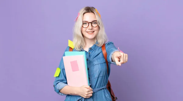 Jovem Mulher Albino Bonita Apontando Para Câmera Escolhendo Você Conceito — Fotografia de Stock