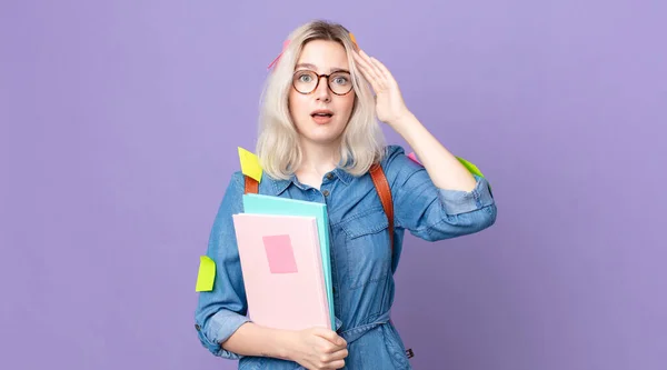 Jovem Mulher Albino Bonita Olhando Feliz Surpreso Surpreso Conceito Estudante — Fotografia de Stock