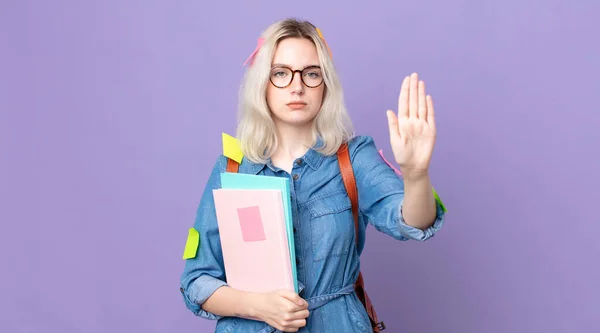 Jovem Mulher Albino Bonita Olhando Sério Mostrando Palma Aberta Fazendo — Fotografia de Stock