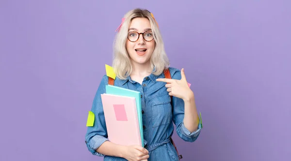 Jovem Mulher Albino Bonita Sentindo Feliz Apontando Para Mesmo Com — Fotografia de Stock