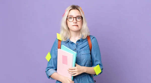 Jovem Bonita Albino Mulher Olhando Confuso Confuso Conceito Estudante — Fotografia de Stock