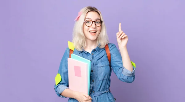 Jovem Mulher Albino Bonita Sentindo Como Gênio Feliz Animado Depois — Fotografia de Stock