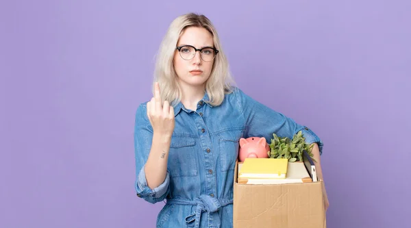 Joven Mujer Albina Bonita Sintiéndose Enojado Molesto Rebelde Agresivo Concepto — Foto de Stock