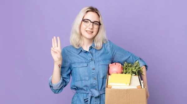 Junge Hübsche Albino Frau Die Freundlich Lächelt Und Nummer Drei — Stockfoto