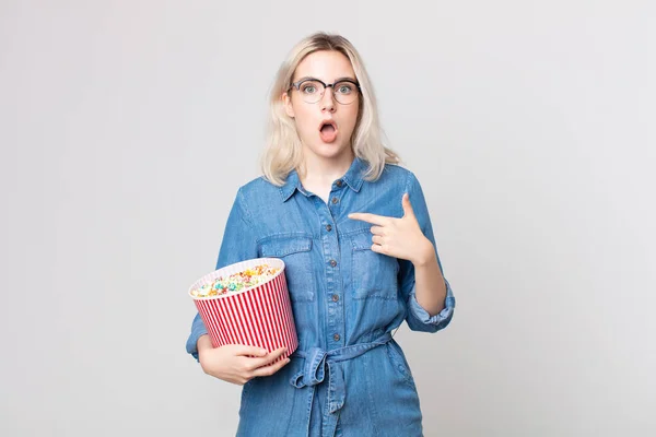 Young Pretty Albino Woman Looking Shocked Surprised Mouth Wide Open — Stock Photo, Image