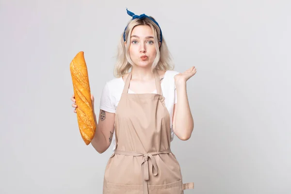 年轻漂亮的白化病妇女感到困惑和困惑 对面包面包面包感到疑惑 — 图库照片