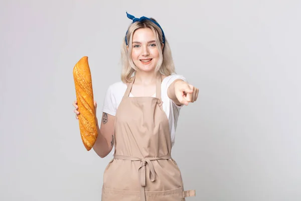 年轻漂亮的白化病妇女指着相机选择你与面包面包面包 — 图库照片
