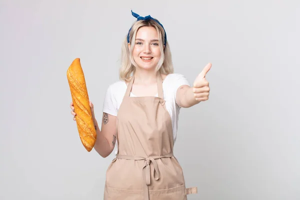 Jovem Bonita Albino Mulher Sentindo Orgulhoso Sorrindo Positivamente Com Polegares — Fotografia de Stock