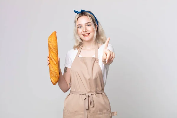 年轻漂亮的白化病妇女骄傲地微笑着 自信地用面包面包面包做了头号人物 — 图库照片