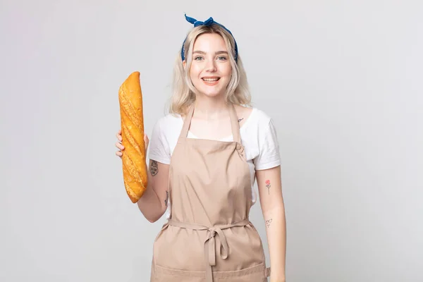 年轻漂亮的白化病妇女看上去很快乐 对面包面包面包感到惊喜 — 图库照片