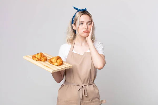 Mladý Pěkný Albín Žena Pocit Znuděný Frustrovaný Ospalý Únavné Croissants — Stock fotografie